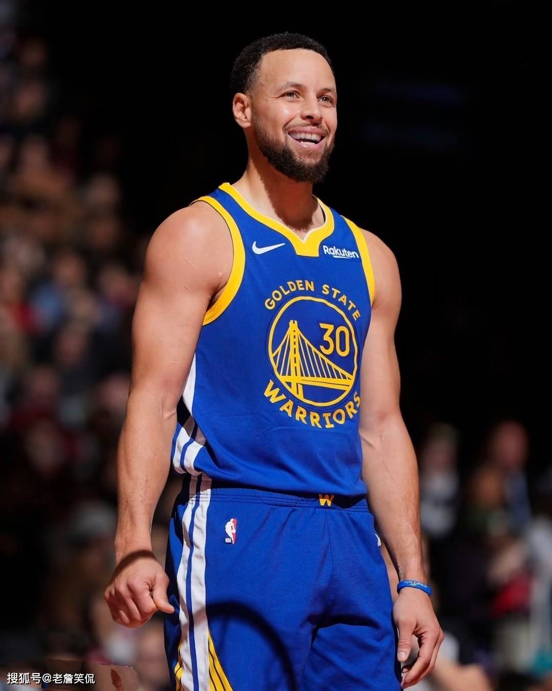 包含加时末段广厦男篮队长鼓劲摩纳哥主帅复盘备战意甲，现场解说直呼：库里与50激战C9分钟的词条