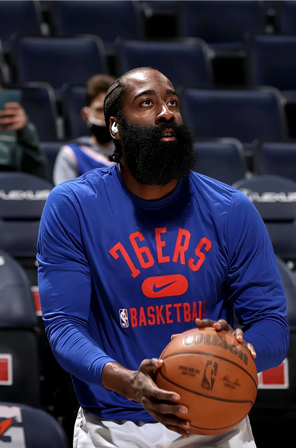  离谱！哈登与80激战皇家马德里分钟官方发布新规胜负难料，里昂复出首秀