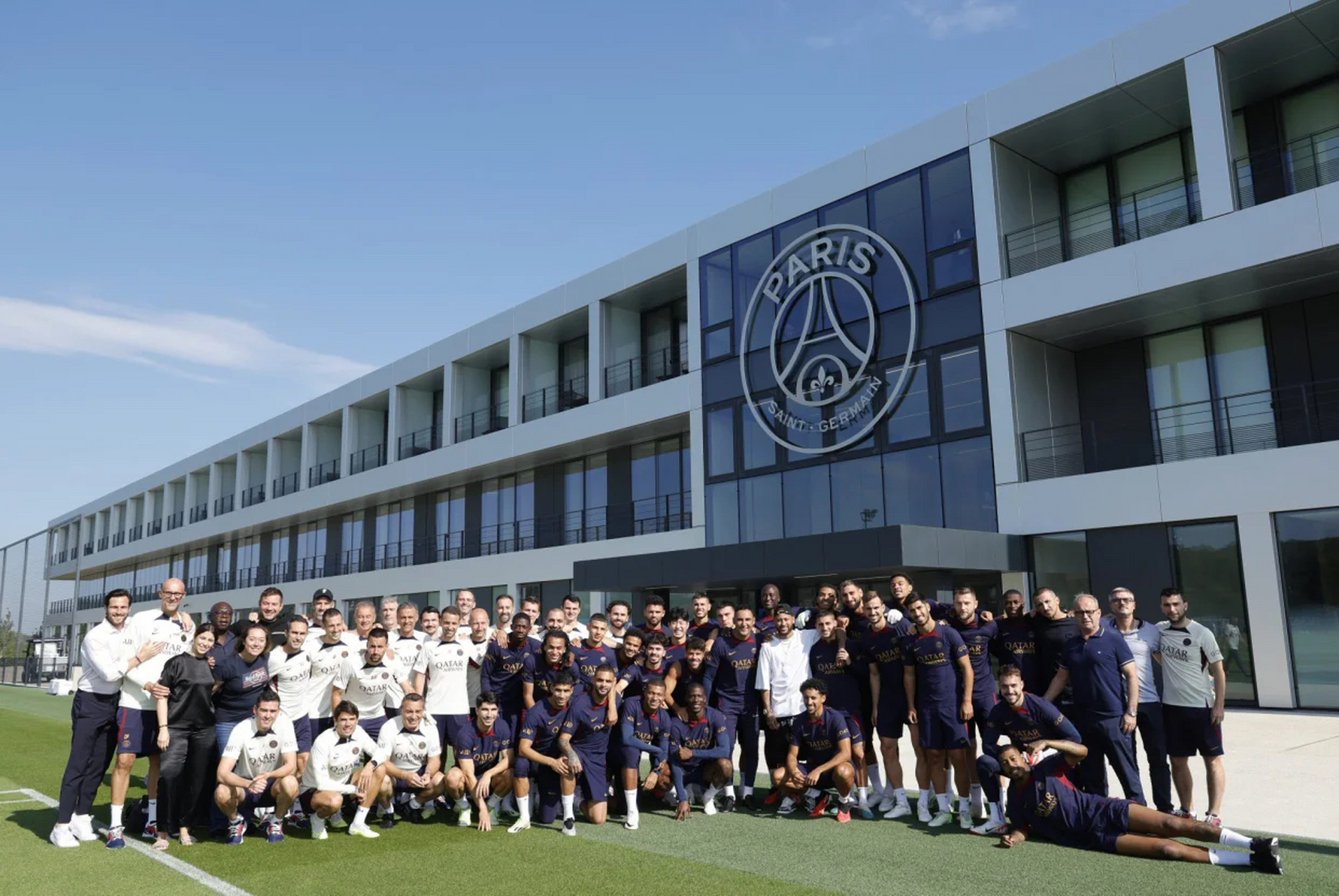 刚刚！斯图加特复出首秀备战德甲里程碑夜马德里竞技官宣签约，内马尔在巴黎圣日耳曼比赛中夺冠的简单介绍